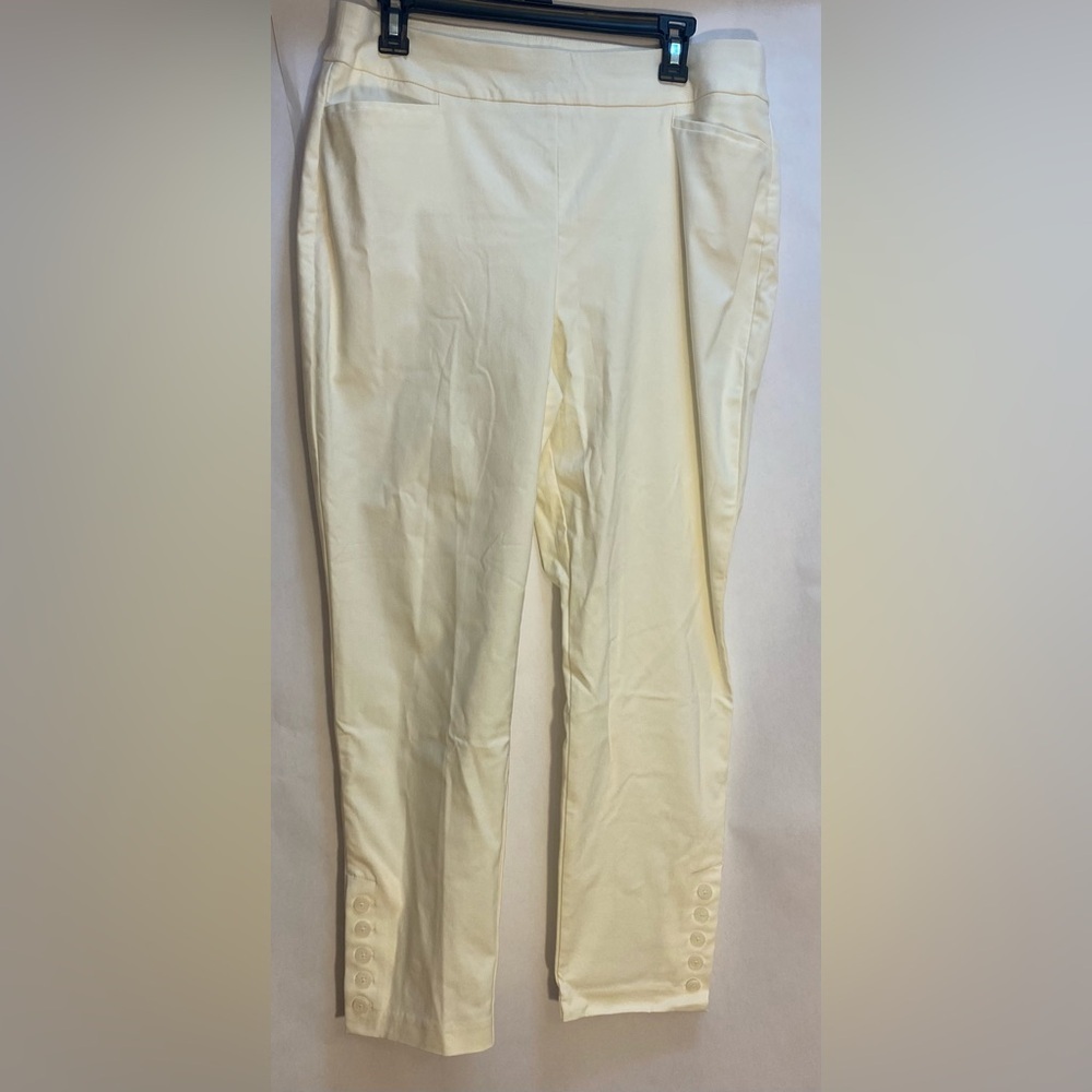 Chico’s Woman’s Cream Crop Stretch Pants Size 12 -‎ Inseam 27”